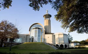 courtyard-church-view2